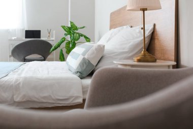 Oteldeki modern odanın içi.