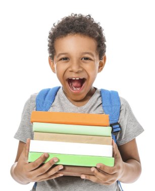 Beyaz arka plan kitapları olan mutlu Afrikalı-Amerikalı okul çocuğu.