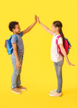 Küçük okul çocukları birbirlerini renklerle selamlıyorlar.