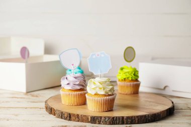 Ahşap kaplamalı lezzetli kapkekler.