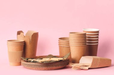 Renk arkaplanındaki eko tablo ve konteynerler