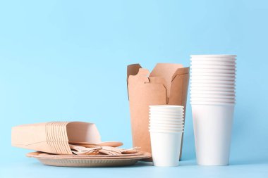 Renk arkaplanındaki eko tablo ve konteynerler