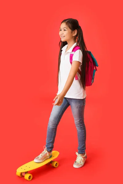 Klein Schoolmeisje Met Skateboard Kleur Achtergrond — Stockfoto