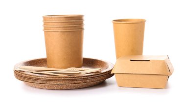 Beyaz arkaplanda eko tablo ve konteynır