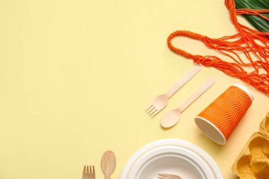 Renk arkaplanında yankı tablosu ve çanta