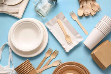 Renk arkaplanı üzerinde tablo yazısıyla eko bileşimi