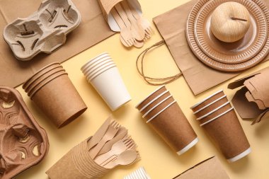 Renk arkaplanı üzerinde tablo yazısıyla eko bileşimi