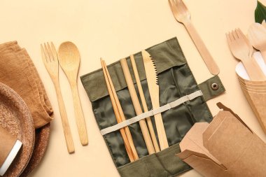 Renk arkaplanı üzerinde tablo yazısıyla eko bileşimi