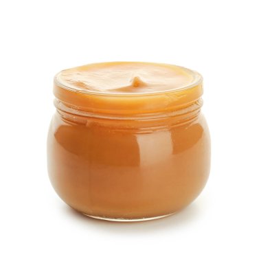 Beyaz arkaplanda elma reçeli olan kavanoz