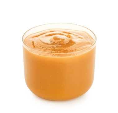 Beyaz arkaplanda elma reçeli olan cam.