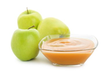 Beyaz arkaplanda elma reçeli olan bir kase