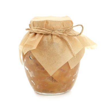 Beyaz arkaplanda elma reçeli olan kavanoz