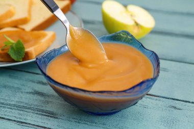 Ahşap kaplamalı elma reçelli kase ve kaşık