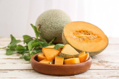 Ahşap masada tatlı kesilmiş karpuz tabağı