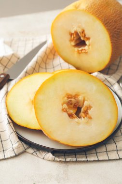 Açık arkaplanda tatlı kesilmiş kavun tabağı