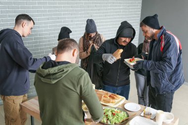 Gönüllüler ısınma merkezindeki evsizlere yemek veriyor.