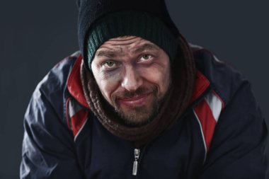Karanlık arka planda zavallı evsiz adamın portresi