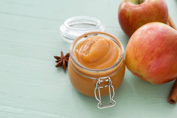 Jar Sweet Apple Jam Color Wooden Background — Stock Photo, Image