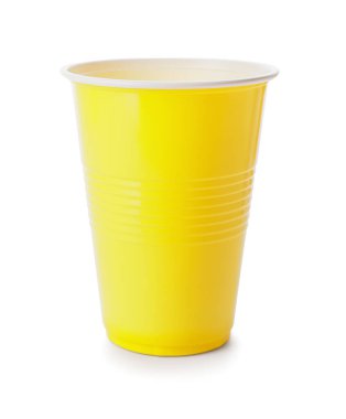 Beyaz arkaplanda plastik bardak