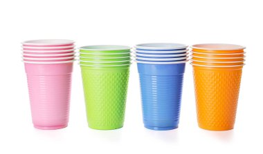 Beyaz arkaplanda plastik bardaklar