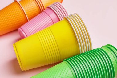 Renk arkaplanındaki plastik bardaklar