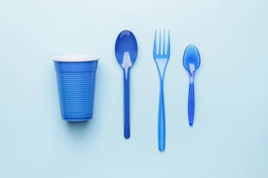 Renk arkaplanı üzerine plastik tablo takımı