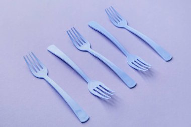 Renk arkaplanındaki plastik çatallar