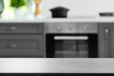 Modern mutfakta boş masa