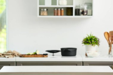 Modern mutfakta boş masa