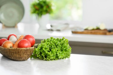 Modern mutfaktaki sepet dolusu sebze.