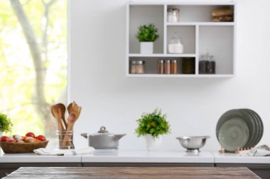 Modern mutfakta boş masa