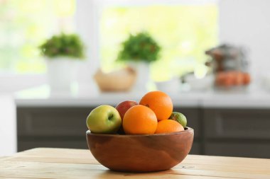 Modern mutfaktaki masada meyveli kase