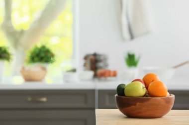 Modern mutfaktaki masada meyveli kase