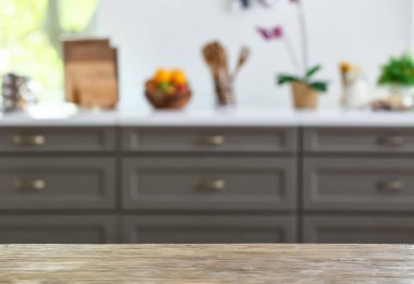 Modern mutfakta boş masa