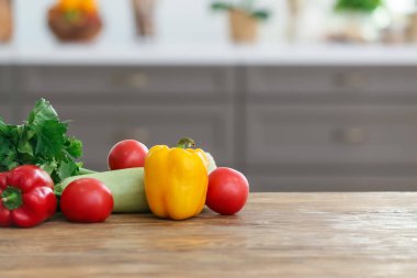 Modern mutfakta sebzeler masada.