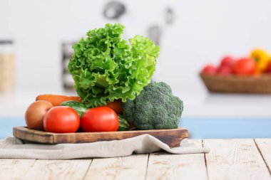 Modern mutfaktaki masada sebzeli pano