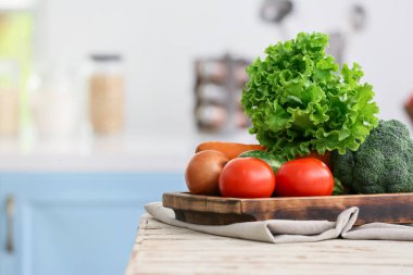 Modern mutfaktaki masada sebzeli pano