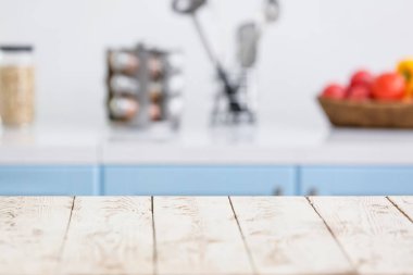 Modern mutfakta boş masa