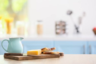 Jaguar, peynir ve tostlar modern mutfakta masada.