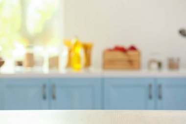 Modern mutfakta boş masa