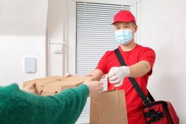 Kadın siparişini yemek dağıtım servisinden alıyor.