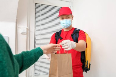 Kadın siparişini yemek dağıtım servisinden alıyor.