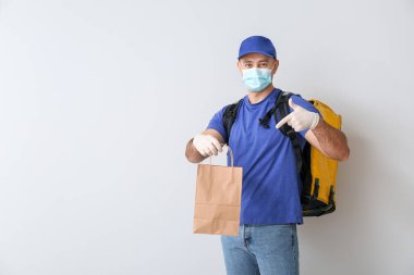 Hafif arka planda gıda dağıtım servisi kuryesi