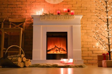 İçinde şömine ve Noel ağacı olan modern bir oturma odası.