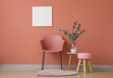 Odanın duvarına yakın sandalye ve masa.