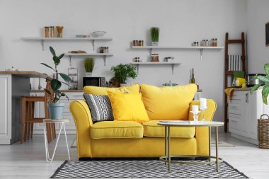 Modern stüdyo dairesinin içi.