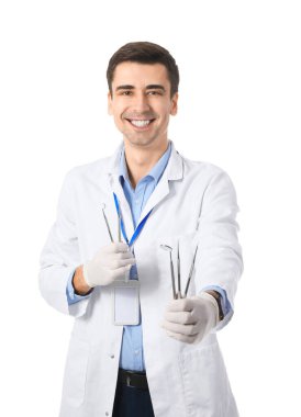 Beyaz arka planda erkek dişçi