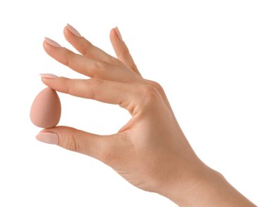 Beyaz arkaplanda makyaj süngeri olan el