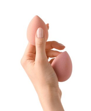 Beyaz arkaplanda makyaj süngeri olan el