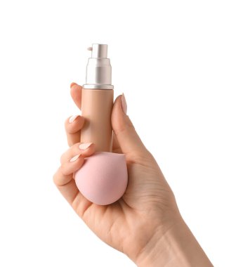 Makyaj süngeri ve beyaz arka planda kapatıcı ile el.